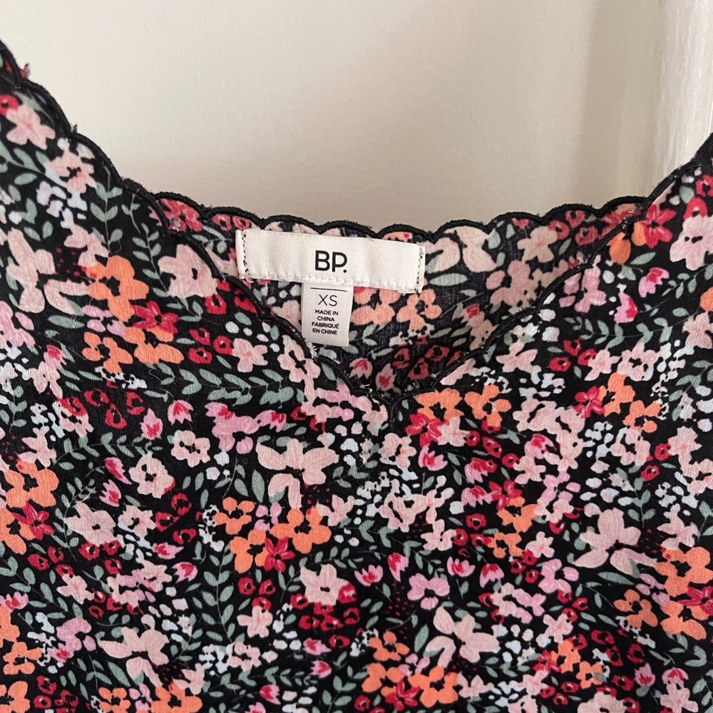 Silky black, red and pink floral cami BP tank 🌸❤️